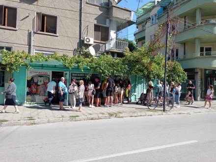 Читателско: След чакане за униформа изнудиха дъщеря ми да си купи втора тениска, взели й личната карта – твърди ядосана майка